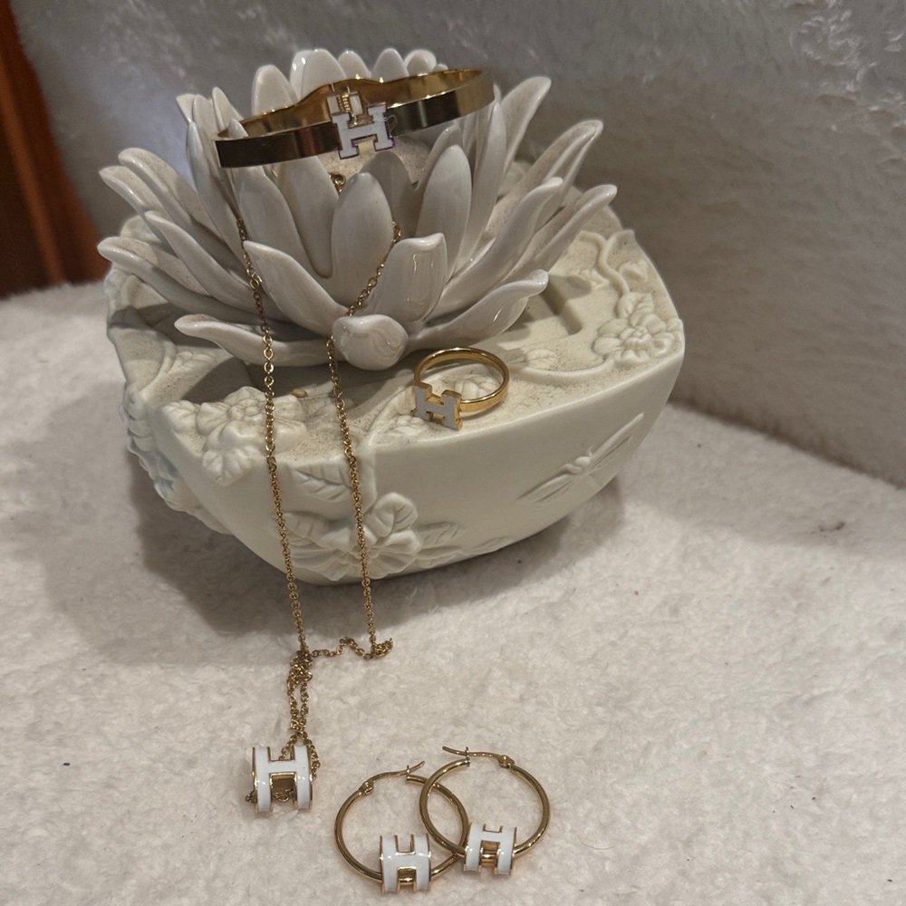 Elegant Gold and White Jewelry Set